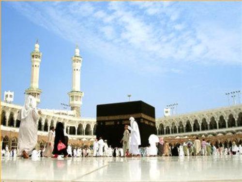 حجاج گیلانی وارد فرودگاه رشت می‌شوند
