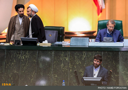 لغزش مجلس از جاده ی انقلاب