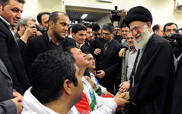 مغرور نشدن، مردمی و جوانمرد ماندن از ویژگی‌های یک ورزشکار است