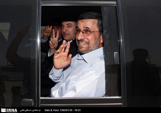 تصاویر/ احمدی نژاد و علامت پیروزی مشایی