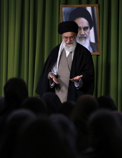 باید کاری کنیم که فرزندان حتما دست مادر را ببوسند. اسلام به دنبال این است