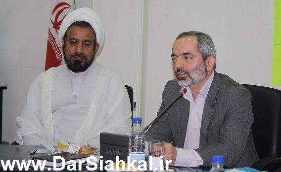 حضرت آیت الله خامنه ای جانشین بر حق امام خمینی (ره) هستند