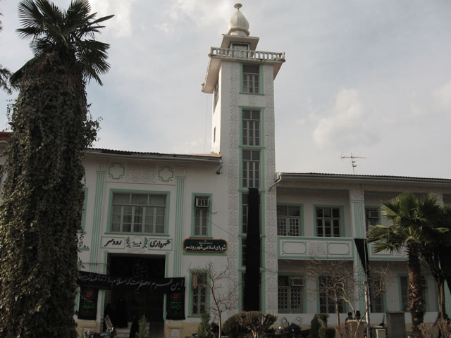 کاظمی کلید شهرداری رودسر را به قنبرزاده داد و خود نیز در انتظار دریافت کلید شهرداری سیاهکل است