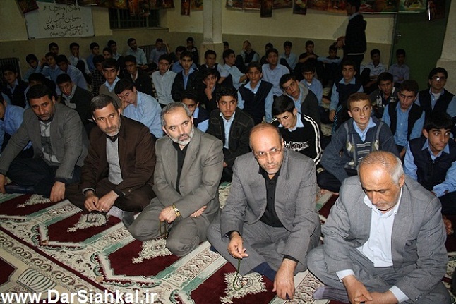 ستاد اقامه نماز سیاهکل در دبیرستان شبانه رزی امام خمینی (ره) نماز جماعت برپا کرد/حاجتی به دانش آموزان وعده اردوی تفریحی داد+گزارش تصویری