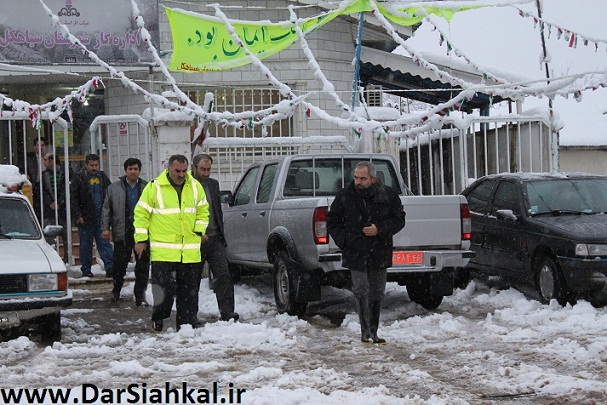 فرماندار و شهردار سیاهکل قبل از بازگشایی ادارت وضعیت این شهر را از نزدیک بازدید کردند+تصاویر ۳