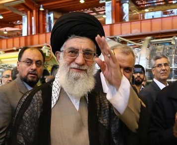 هر جا روی‌ پای‌ خود بایستیم قلدرها مجبور به برخورد مؤدبانه و منطقی می‌شوند/ رشد اقتصادی بدون رشد فرهنگی نه ممکن است نه مفید