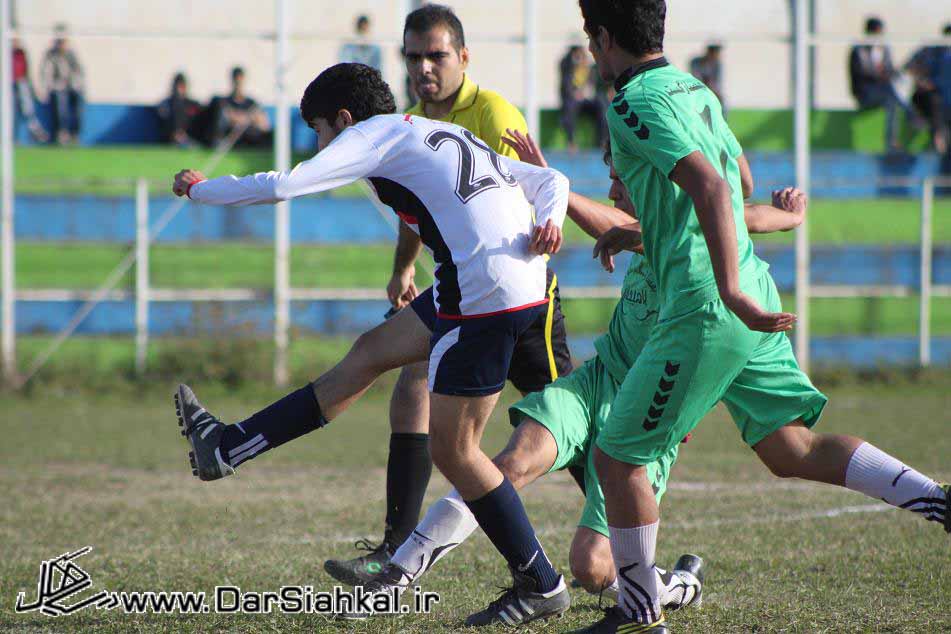 جوانان همیاری سیاهکل با ۳گل تیم کشاورز لشت نشاء را در هم کوبیدند