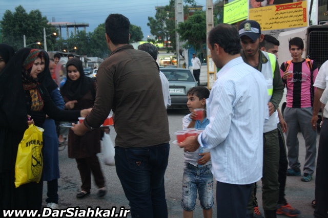 شهرداری سیاهکل در شام ولادت منجی عالم بشریت، ایستگاه صلواتی برپا کرد+گزارش تصویری