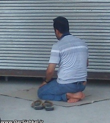 تصویر نمازگزاری که در بلوار آل بویه سیاهکل در حال نمازخواندن است