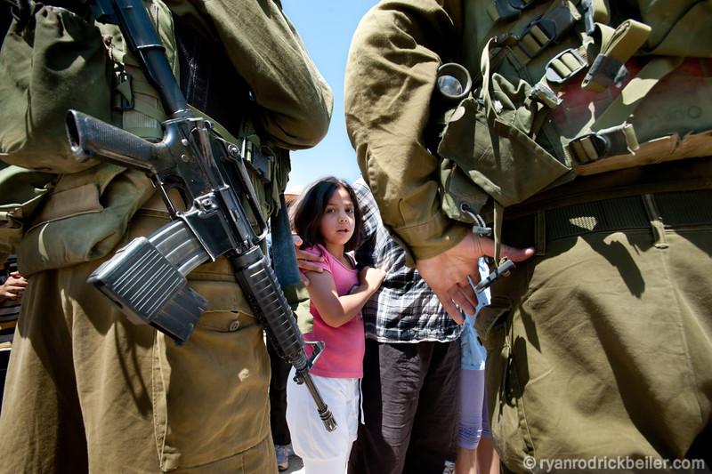 israeli_soldiers_vs_palgirl (29)