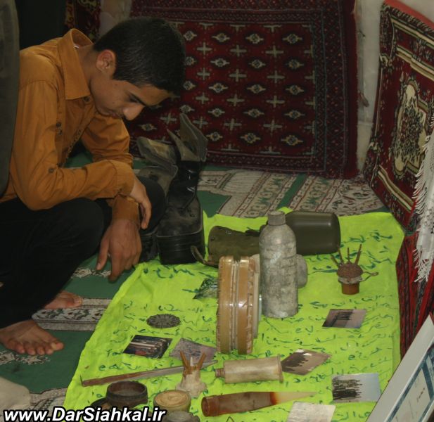 نمایشگاه یادگاری های یک جانباز سیاهکلی در نماز جمعه+گزارش تصویری