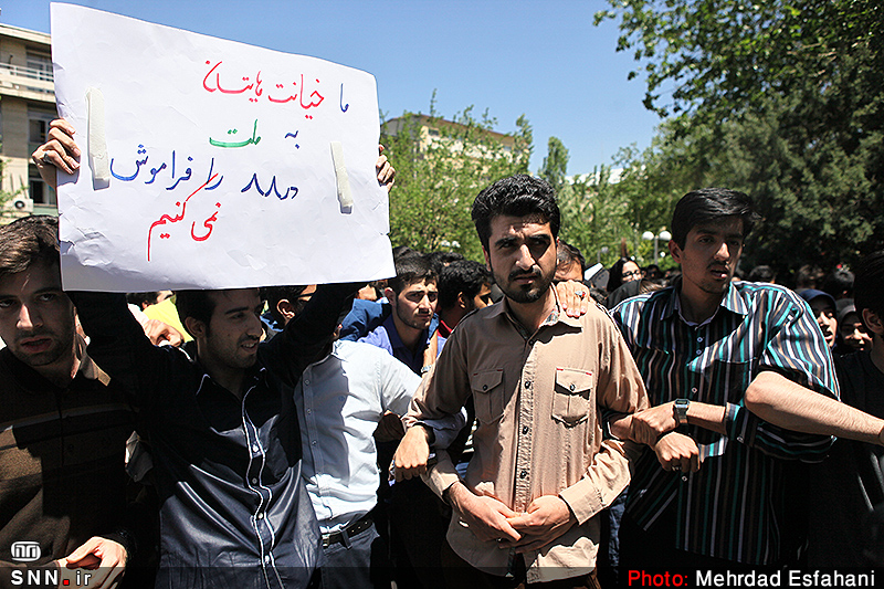 درگیری محافظین هاشمی با دانشجویان/ شعارها و پلارکاردهای معنادار در اعتراض به حضور هاشمی در دانشگاه + فیلم و تصاویر