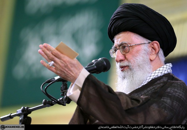 کسانی که چهره هیولایی آمریکا را با بزک رسانه‌ای می‌پوشانند خائن و اجنبی اند