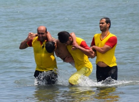 عملیات نجات شناگر در حال غرق+عکس
