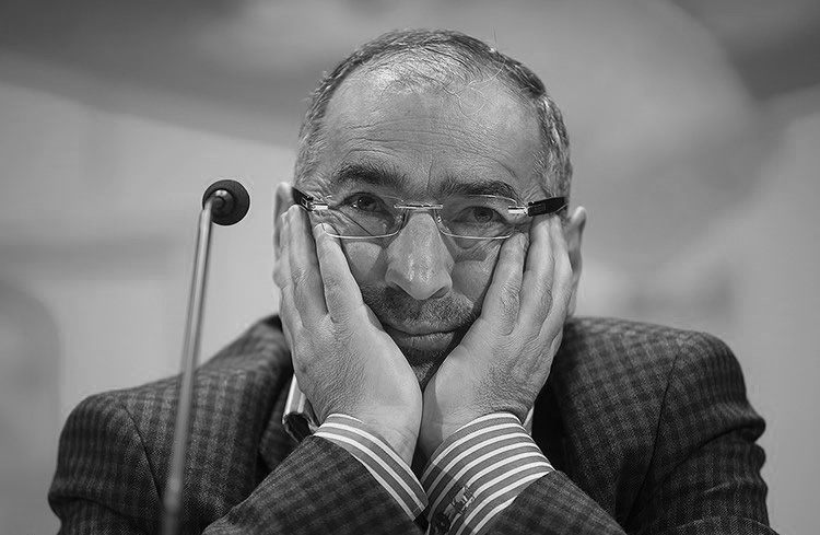 آقای دکتر! زیباکلام؛ موضع گیری های سست بنیان شما صاحبان خرد را دل آشوب می کند