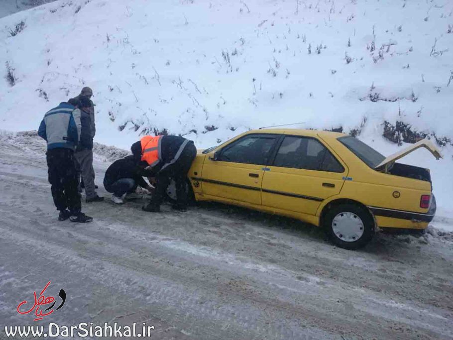 ارتفاع برف در گردنه های محور سیاهکل به دیلمان به بیش از یک متر رسید+تصاویر