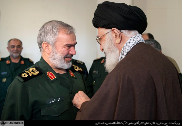 پاسداران بازداشت‌کننده متجاوزان آمریکایی در خلیج‌فارس نشان «فتح» دریافت کردند+تصاویر