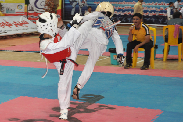 ایلیا شمسی پور از سیاهکل بر سکوی قهمرانی تکواندوی گیلان