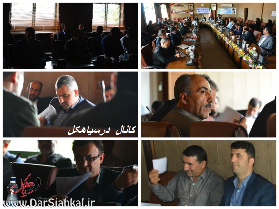 شورای اداری سیاهکل در خاموشی/ بادبزن های دستی مسئولین کار کردند/میکروفون های خاموش سکوت به همراه آوردند+گزارش تصویری