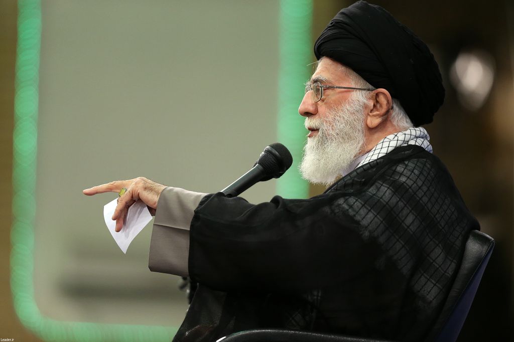 تحریم‌ها باید یکباره برداشته می‌شد/ ۶ ماه پس از برجام تأثیر ملموسی در زندگی مردم دیده می‌شود؟