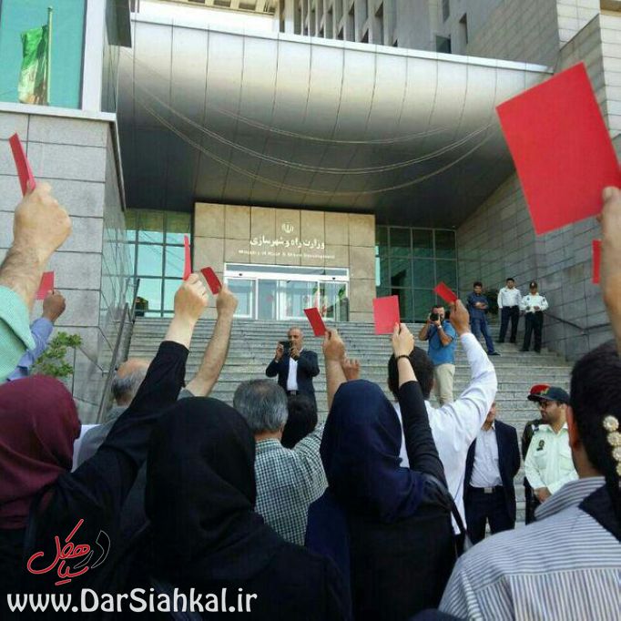 تجمع معترضان مسکن مهر پردیس و مراسم اخراج نمادین مردمی وزیر مسکن+گزارش تصویری