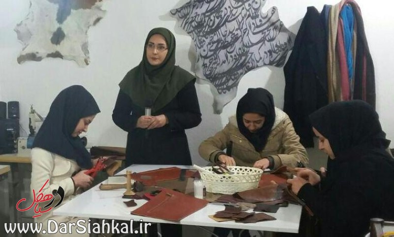 به حرفه چرم دوزی علاقه مندم/ به دنبال اشتغال برای بانوان سیاهکلی هستم+تصاویر