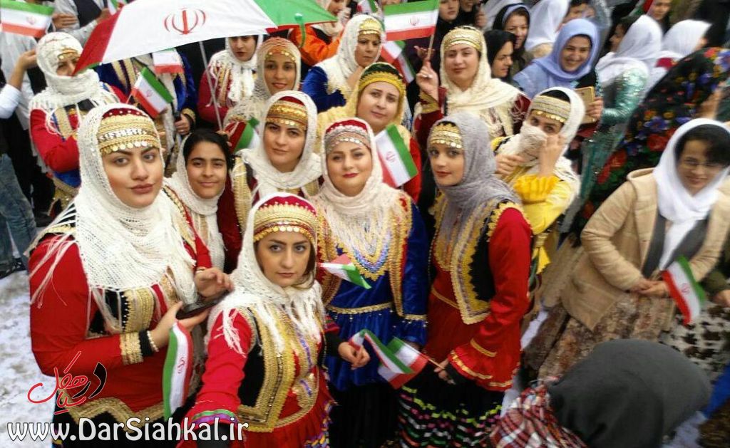 حضور بانوان سیاهکلی با لباس محلی در راهپیمایی ۲۲ بهمن رشت+تصاویر