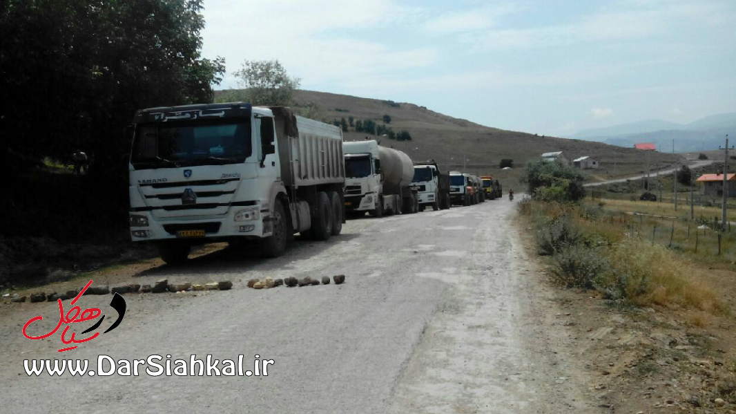 مردم معترض دیلمان راه ارتباطی کامیون ها را مسدود کردند+تصاویر