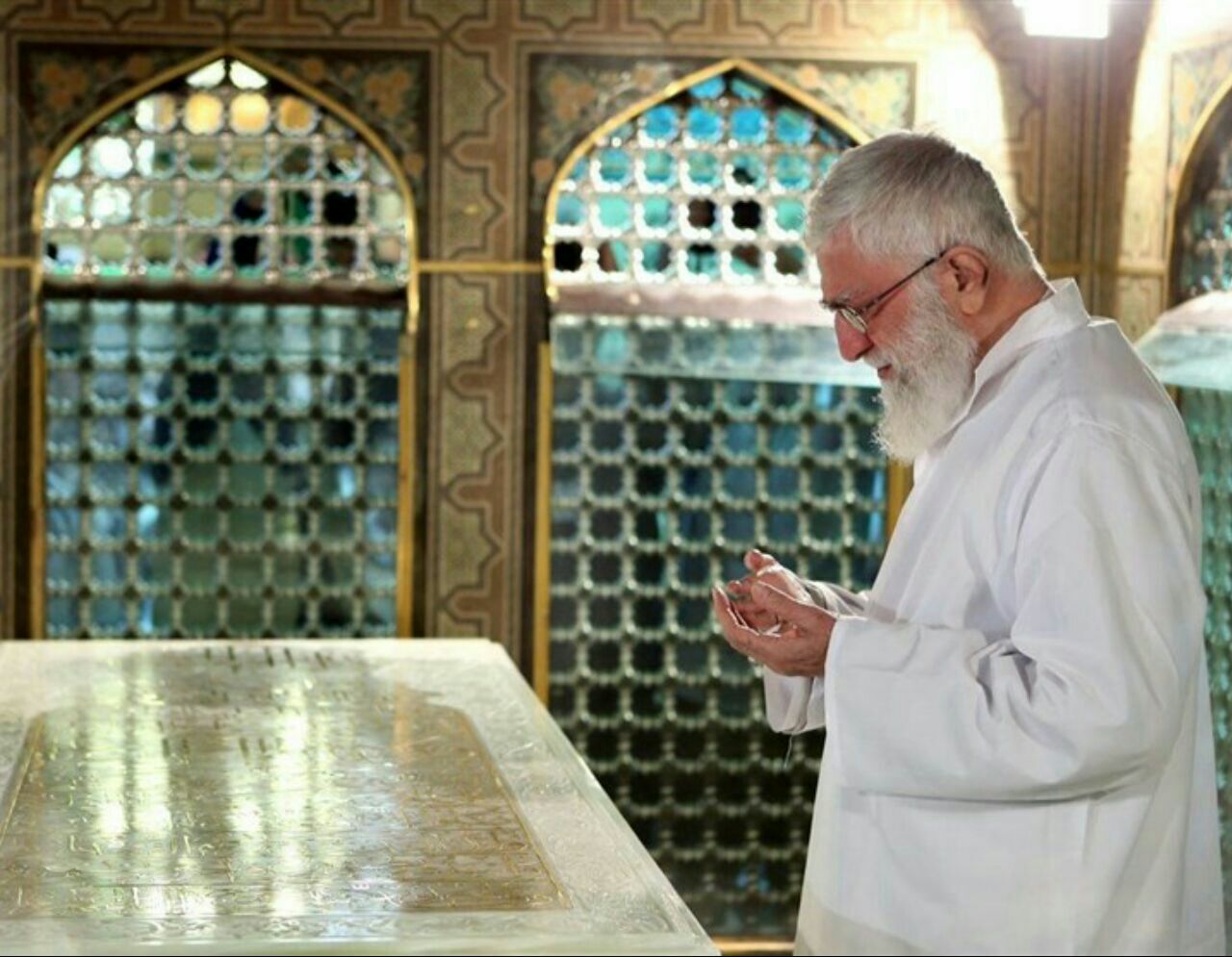 غبارروبی ضریح مطهر امام رضا(ع) توسط امام خامنهای/فیلم و عکس