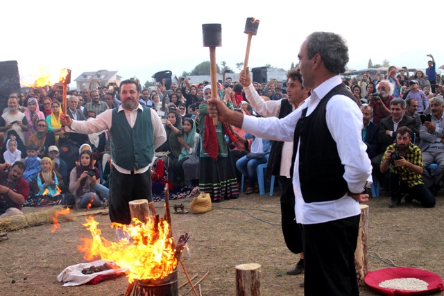 مراسم آیین کهن نوروز بل در روستای نوروز محله بخش دیلمان برگزار شد+تصویر