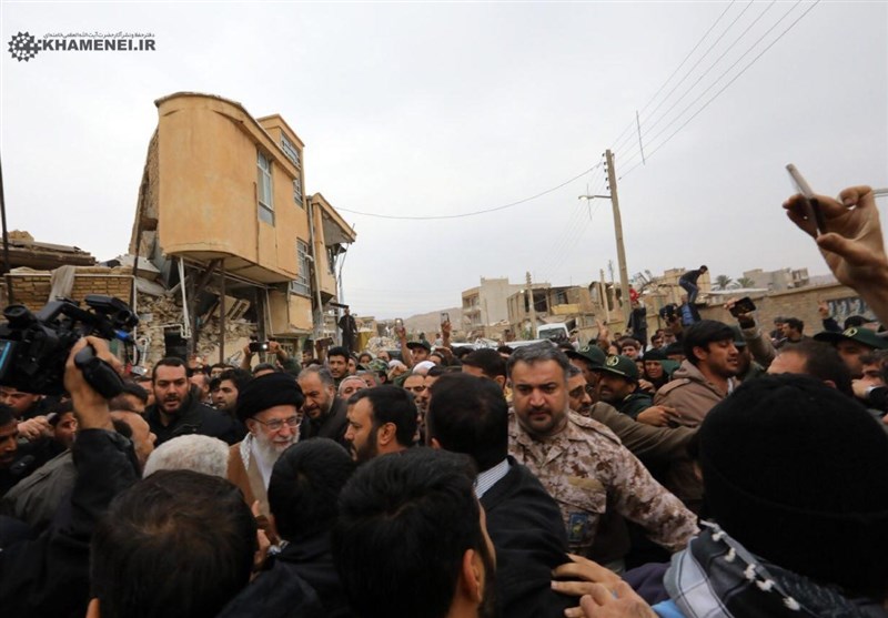 بازدید امام خامنه‌ای از چادرهای اهل‌سنت در روستای کوئیک