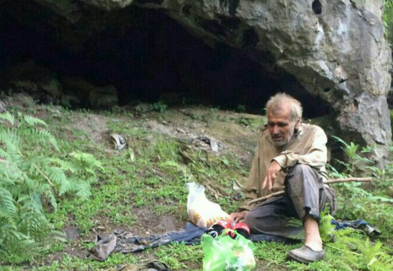 عزیز از عشق سر به کوه زد و غار نشینی برگزید/ هنوز در وصف نگار شعر می خواند+تصاویر