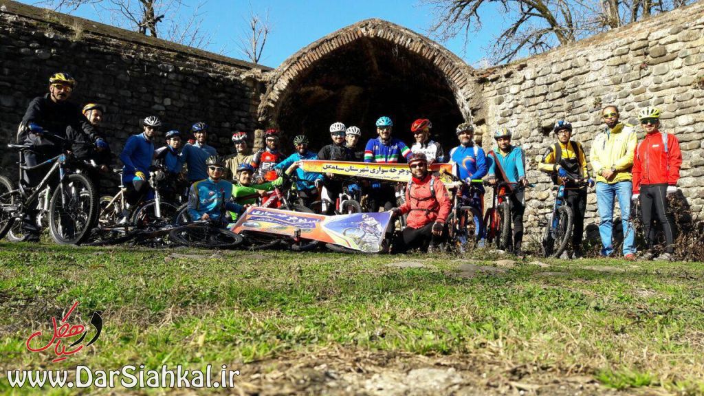 دوچرخه سواران گیلانی از بناهای تاریخی سیاهکل بازدید کردند+فیلم و عکس
