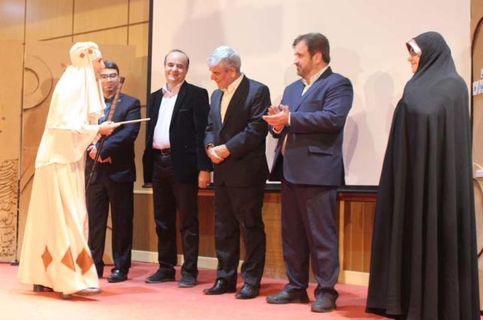 تجلیل از هنرمند سیاهکلی در اختتامیه جشنواره قصه‌گویی کانون پرورش فکری+عکس