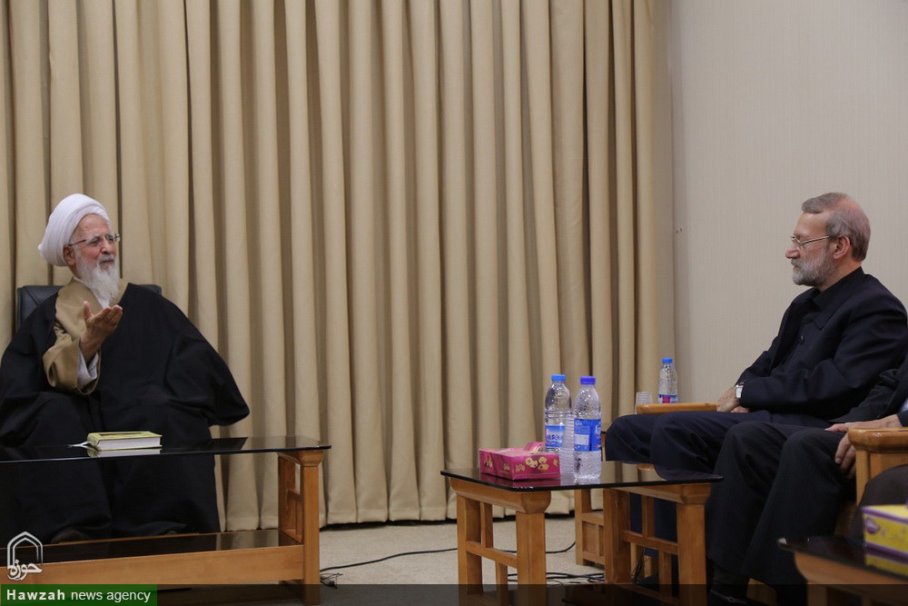 آنکه روسری خود را بر سر چوب می کند با قرآن مخالف نیست، بلکه با این شرایط کشور مخالف است