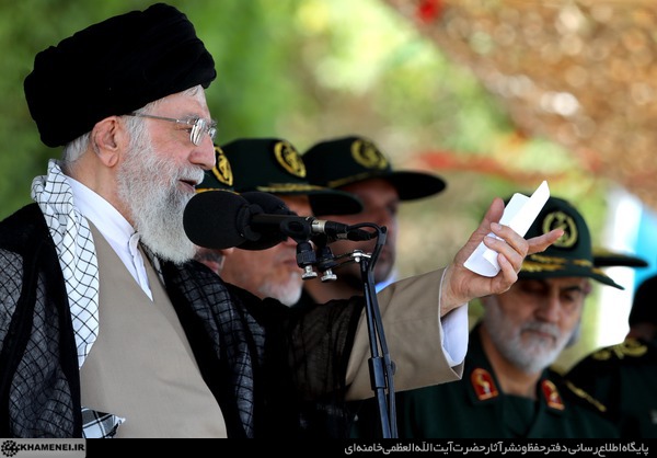 مسئولان از تنبلی، اشرافی‌گری و تکبر با مردم اجتناب کنند/ پیوند با مردم را در مقابل برنامه دشمن روزبه‌روز تقویت می‌کنیم