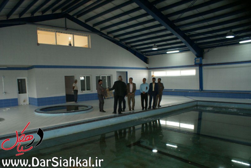 اداره کل ورزش و جوانان گیلان بدهی ۸۰۰ میلیونی پیمانکار استخر شنای سیاهکل را پرداخت کند+عکس