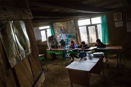 تأمین گرمای ۲ مدرسه ییلاقی در سیاهکل با بخاریهای هیزمی