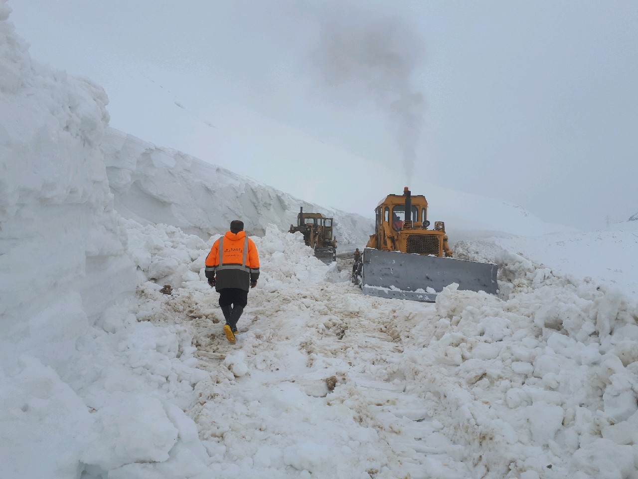 عملیات برف روبی در برخی محورهای کوهستانی گیلان همچنان ادامه دارد