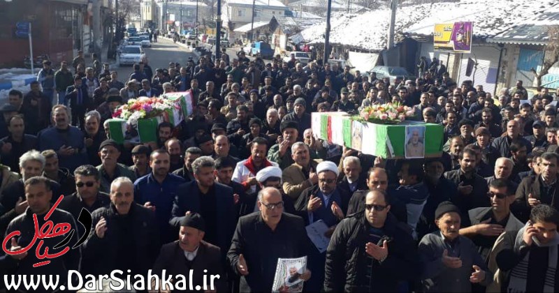 حمل نمادین تابوت شهید سپهبد حاج قاسم سلیمانی و شهید ابو مهدی المهندس بر روی دوش مردم قدردان دیلمان + تصاویر