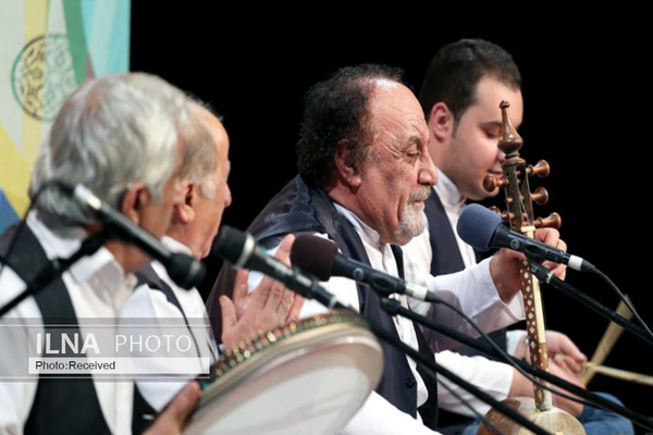 پدرم با کمانچه‌نوازی بیماران را شفا می‌داد/ اجدادم به من آموخته‌اند با موسیقی سطحی، «دی‌جی‌ها»، «ارگ» و «پرکاشن» مبارزه کنم/ “ساز” را زمین نمی‌گذارم