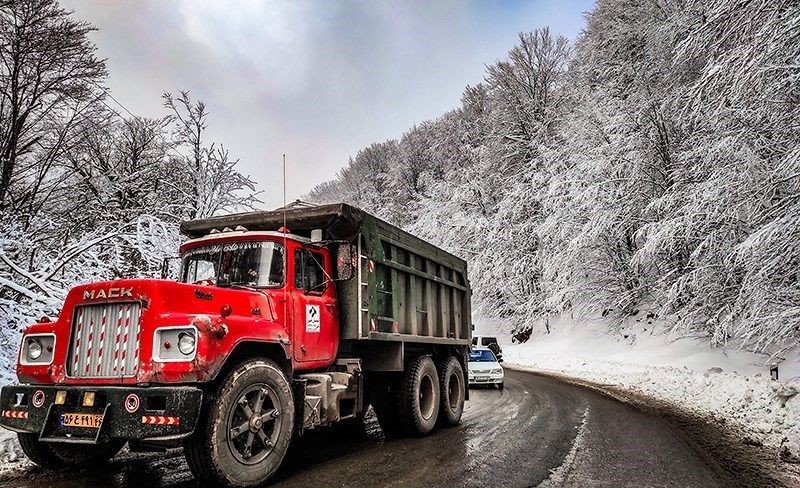 فیلم/تردد کامیون در جاده سیاهکل به دیلمان ممنوع شد + تصویر دستور دادستان