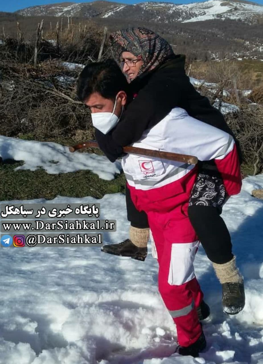 تلاش نیروی هلال احمر دیلمان در برف برای نجات مادر ۶۰ ساله + عکس