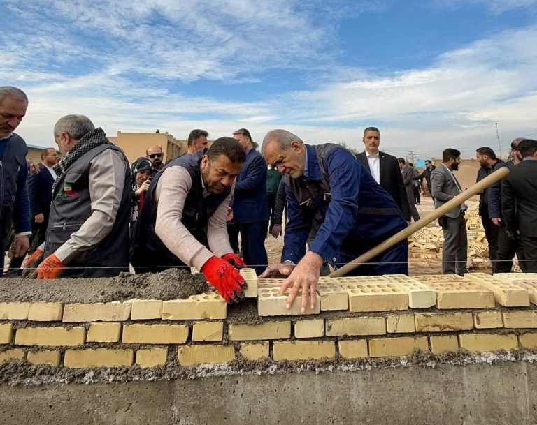 مسعود پزشکیان با لباس کارگری درحال مدرسه سازی + فیلم