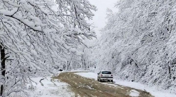 ارتفاع برف به ۵۵ سانتیمتر رسید؛ جاده‌های گیلان در شرایط بحرانی!
