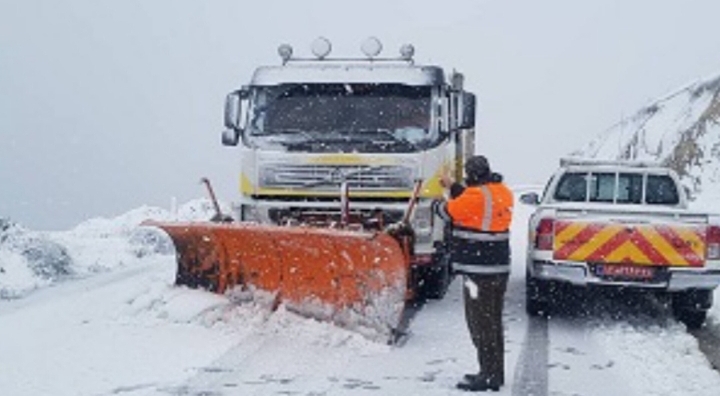 راهداران گیلانی با ۲۷۰ ماشین آلات به استقبال بارش شدید برف می‌روند