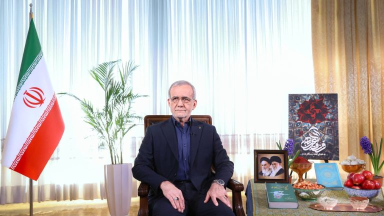 تورم و گرانی‌ها را با تمام وجود درک می‌کنم و برای مقابله با این مشکلات موجود قطعاً راهی پیدا خواهیم کرد