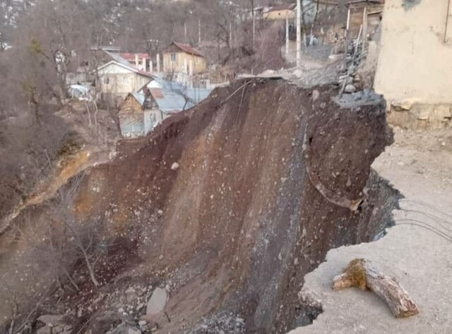 رانش زمین در تالش راه دسترسی ۴۰ خانوار یک روستا را نابود کرد
