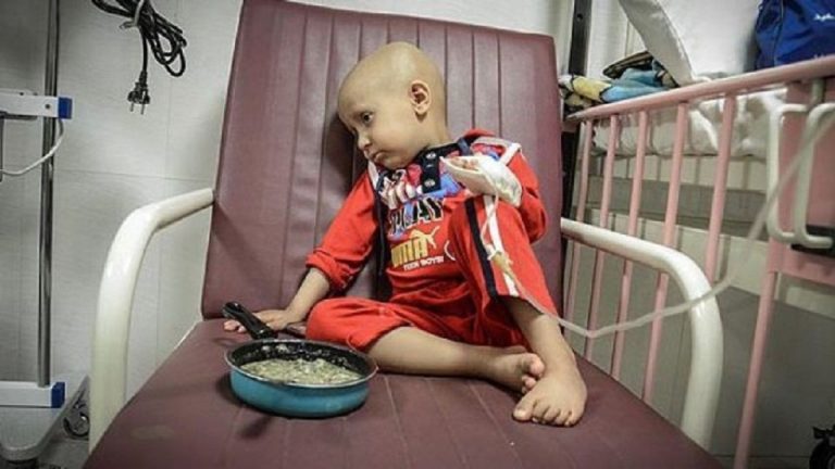 خانواده بیماران سخت سرطانی، چون پول دارو و درمان ندارند، به انتظار مرگ‌شان می‌نشینند