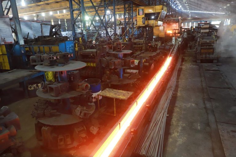 بازگشت به کار کارگران فولاد خزر گیلان / دانشگاه امام صادق پاسخگو می شود